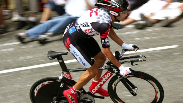 瑞士女足球员雪地铲球太猛，把对手铲进雪堆，瑞士女足国脚