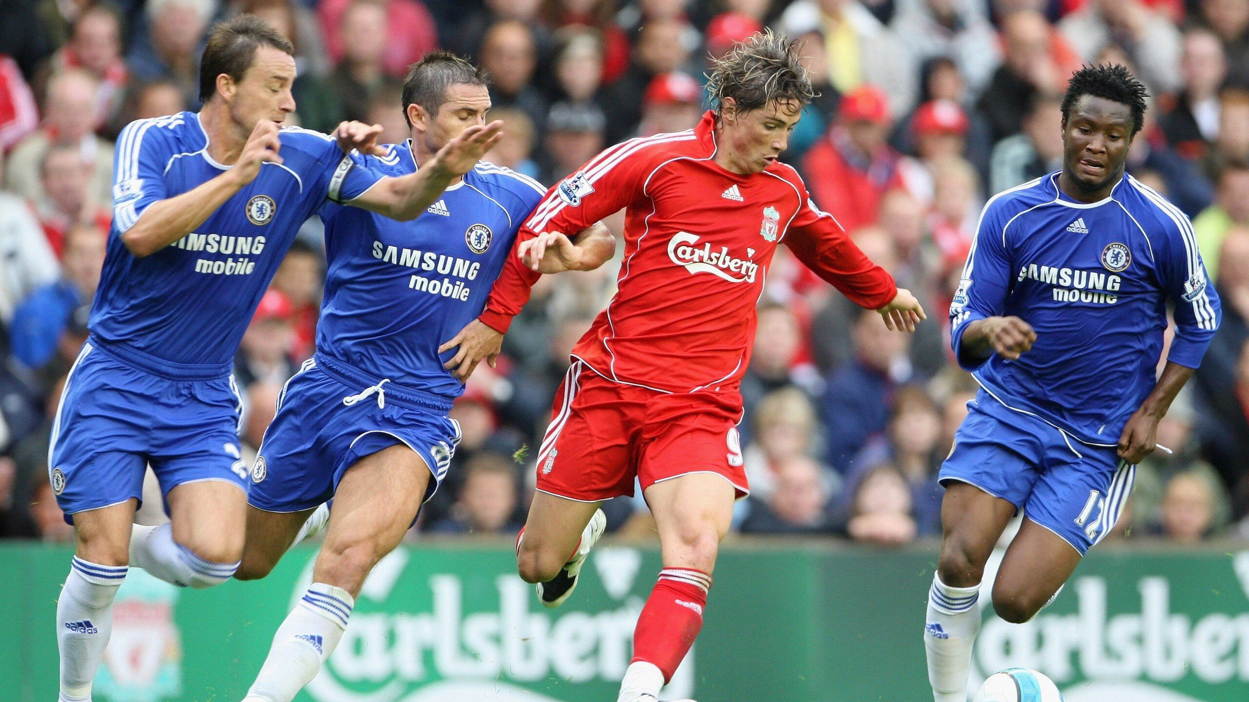 禁区之战：内线球员的拼抢精彩回顾，禁区足球